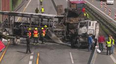 Při nehodě vězeňského autobusu zemřel dozorce. Řidič tahače vinu popírá