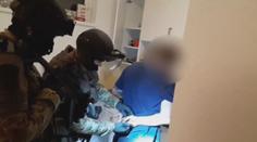 Policisté dopadli gang zlodějů aut. Stroje měli ukrývat po lesích
