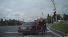 Policista mířil pistolí na řidiče. Obvinili ho, hrozí mu 5 let vězení!