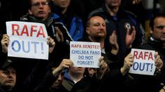 Táhni, Rafo, křičí fanoušci Chelsea. Nerozumím, kontruje Benítez