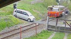 Osobní vlak vrazil na přejezdu do auta. Signalizace nesvítila, tvrdí řidič vozu