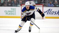 Děsivé záběry. Hráč NHL dostal pukem, ze střídačky ho odvezli do nemocnice