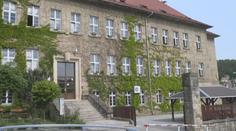 Zfetovaný muž vyděsil děti před školou v Děčíně. Máchal kolem sebe nožem
