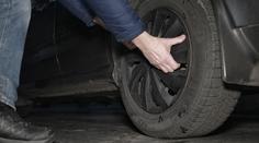 Žádné auto před ním nebylo v bezpečí. Muž kradl hliníková kola i poklice