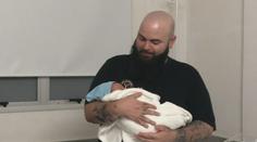 Fanynka Metallicy porodila přímo na koncertě. Rodičům pogratuloval i frontman