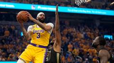 Vtipný vlastňák, pak dominance. Hvězda Lakers napodobila legendy