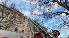 Pražští hasiči vyjeli k požáru v obytném domě, zachránili šest lidí