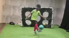 Borec na konec: Sportovní multitasking v podání malého chlapce