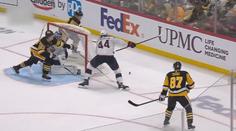 "Vlastňák" zpoza branky a odraz jako z videohry. NHL nabídla bizarní góly