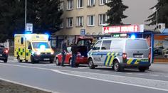 Ženě dal nůž pod krk, policisty pobodal! Hledají se svědci útoku
