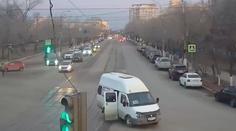 Kamery zachytily děsivou situaci. Dívka vypadla z minibusu během jízdy