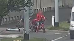 Dívky na koloběžkách vážně srazily seniorku. Jinde nehodu způsobil opilý muž