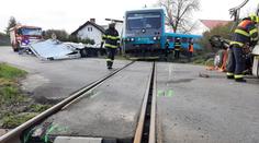 Srážka vlaku a kamionu v Písku zablokovala trať, dva lidé jsou zranění