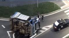 Opilý mladík ukradl popelářské auto, na kruháči ho převrátil! Pak utekl
