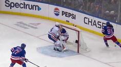 Zibanejad je génius. Hvězda Rangers přihrála na gól mezi vlastníma nohama