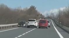 VIDEO: Agresor v obřím SUV si vynucoval předjíždění. Řidiče tlačil až za krajnici