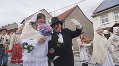 Masky, tance v krojích a hory jídla. Po celé republice se slaví masopust