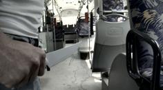 Mladík děsil cestující v autobusu nožem, před strážníky chtěl utéct