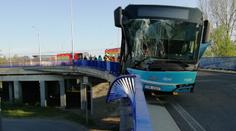 Autobus se málem zřítil z mostu! Cestovalo v něm 10 lidí