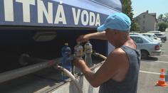 Obyvatelé Rtyně jsou přes týden bez vody. Ve vedrech spoléhají na cisterny