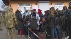 Auta stojící v koloně a tisíce lidí. Takto vypadají ukrajinsko-slovenské hranice