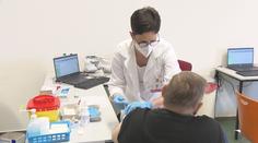 Epidemie koronaviru v Česku zrychluje. Za poslední týden přibylo 3 300 případů