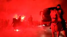 Rudé peklo! Fanoušci Atlétika brutálním způsobem vítali fotbalisty