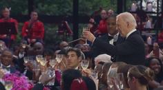 Biden uspořádal v Bílém domě státní večeři. Přišli prezidenti Clinton i Obama