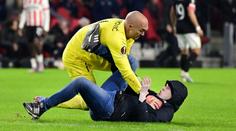 Drama v Evropské lize. Fanoušek napadl brankáře, ten ho poslal k zemi