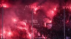 Derby věčných nepřátel se nedohrálo. Fanoušci trefili hráče dělobuchem