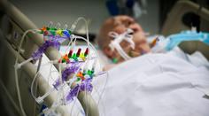 Lékařce v nemocnici umíral otec na Covid-19, nemohla ho ani obejmout