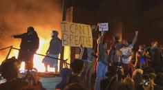 Demonstranti v USA chtějí trest i pro ostatní policisty. Hoří i v Paříži