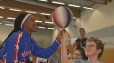 Hráči Harlem Globetrotters si v Německu zkusili basketbal na invalidním vozíku