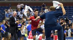 Djokovič zase bavil diváky: Rozjel to s fanouškem přímo na kurtu!