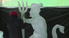 Takhle se tvoří ledové sochy. I detaily řežou motorovou pilou!