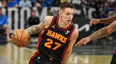 Tvrdý faul vyřadil Krejčího. Český basketbalista ošklivě spadl na záda
