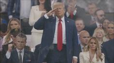Trump uspořádal velkou vojenskou přehlídku. Miliony lidí proti němu ale protestovaly