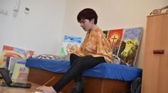 "Dětství bylo složité," říká Lucie, která nemá ruce. Zvládla i řidičák