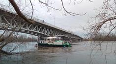 Velká voda v Litoměřicích utrhla molo i s lodí. Ta uvízla pod mostem