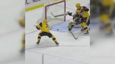 Český brankář ohromil NHL! Špičkou hokejky zabránil jasnému gólu