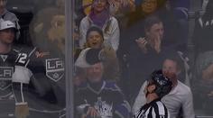 VIDEO: Rozhodčí, vezmi si brýle! Maskot v NHL pobavil celou halu