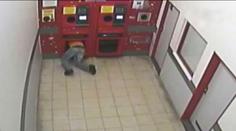 VIDEO: Lezl do automatu, kradl prázdné láhve a znovu je vracel