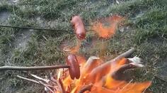 Muž měl vykrást dům. Předtím si na zahradě opekl špekáček