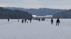 Po dlouhých šesti letech kompletně zamrzlo Lipno. Vydala se na něj spousta lidí