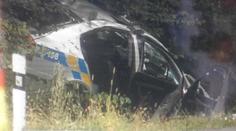Autobus u Nymburka smetl auto policie! Pro zraněné letěl vrtulník