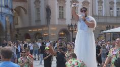 Lidé na Staroměstském náměstí protestovali proti masovému turismu