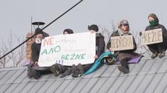 Lidé v Bedřišce brání domy vlastními těly. Vylezli na střechu a nechtějí slézt