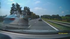 Vyjel s rodinou na výlet, ohrozil je divoký manévr zběsilého motorkáře!