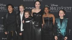 Představitelka Lary Croft slaví 50. Angelinu Jolie ocenila i britská královna