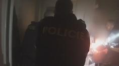 Zásah policie u požáru bytu. Uvnitř byl muž, který měl byt sám zapálit